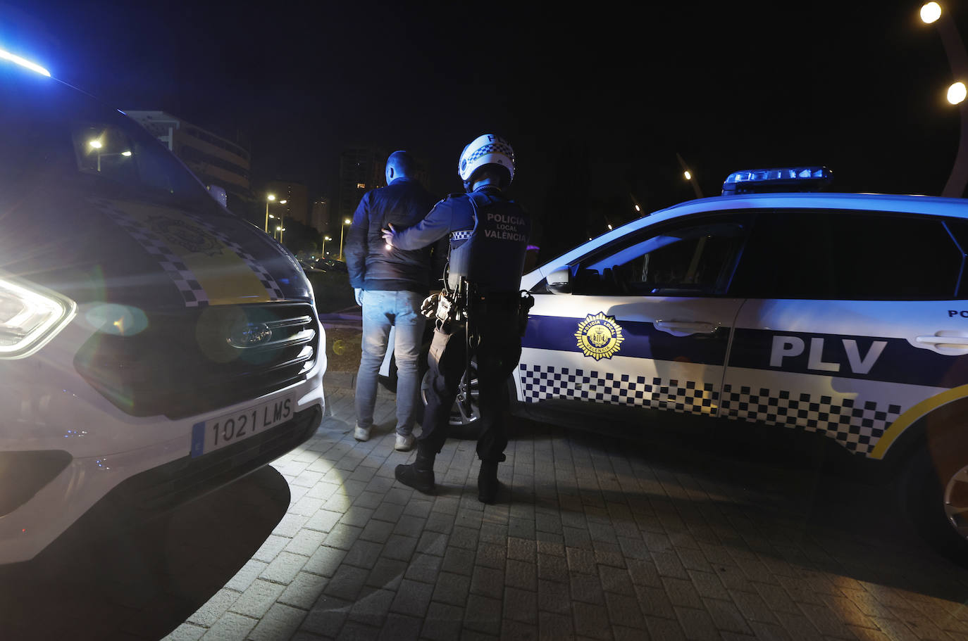 Una noche de patrulla con la Policía Local de Valencia durante las Fallas