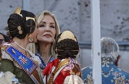 Carmen Lomana asiste a la mascletà, en el Ayuntamiento de Valencia.