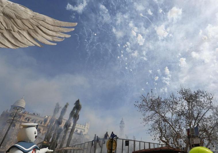 Mascletà en la plaza del Ayuntamiento de Valencia.