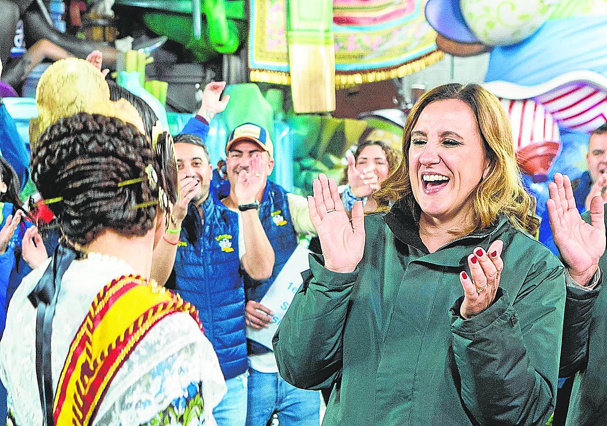 Imagen principal - La alcaldesa de Valencia felicita a la comisión de L'Antiga; Catalá posando junto a su ninot y escena con Sánchez y sus socios de gobierno, rompiendo la unidad de España.