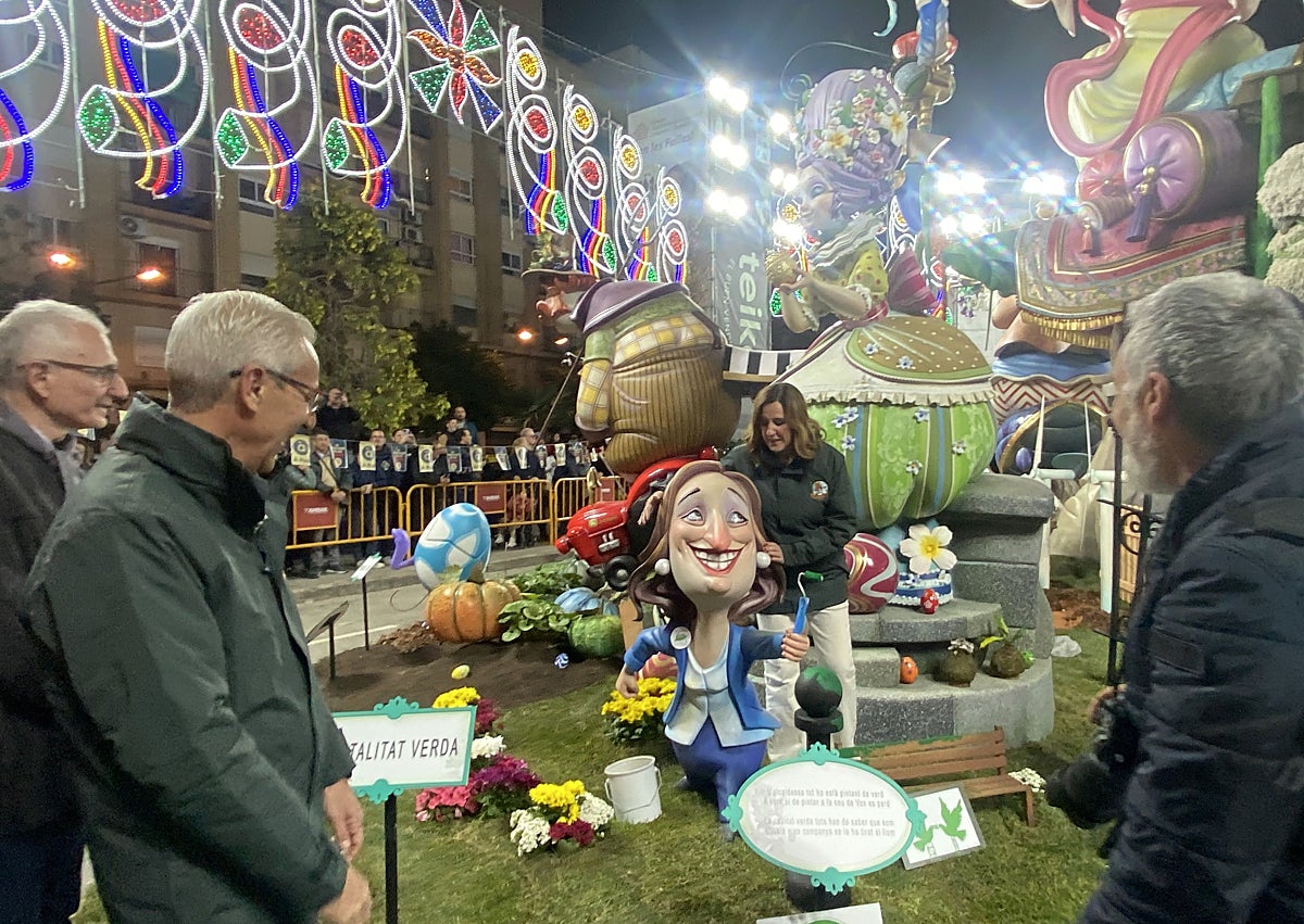 Imagen secundaria 1 - La alcaldesa de Valencia felicita a la comisión de L'Antiga; Catalá posando junto a su ninot y escena con Sánchez y sus socios de gobierno, rompiendo la unidad de España.