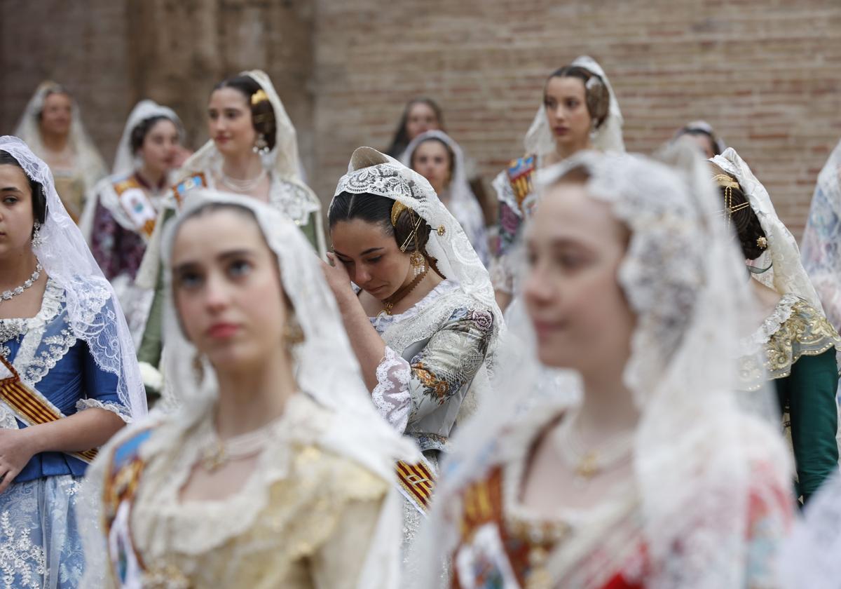 Ofrenda a la Virgen de los desamparados.