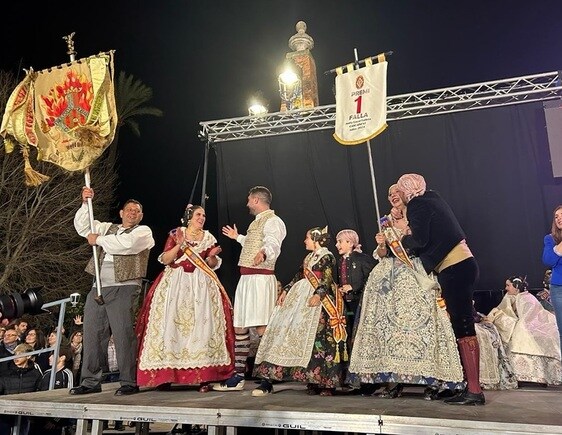 Los representantes de Creu Julià Ribera recogen el banderín de campeones.