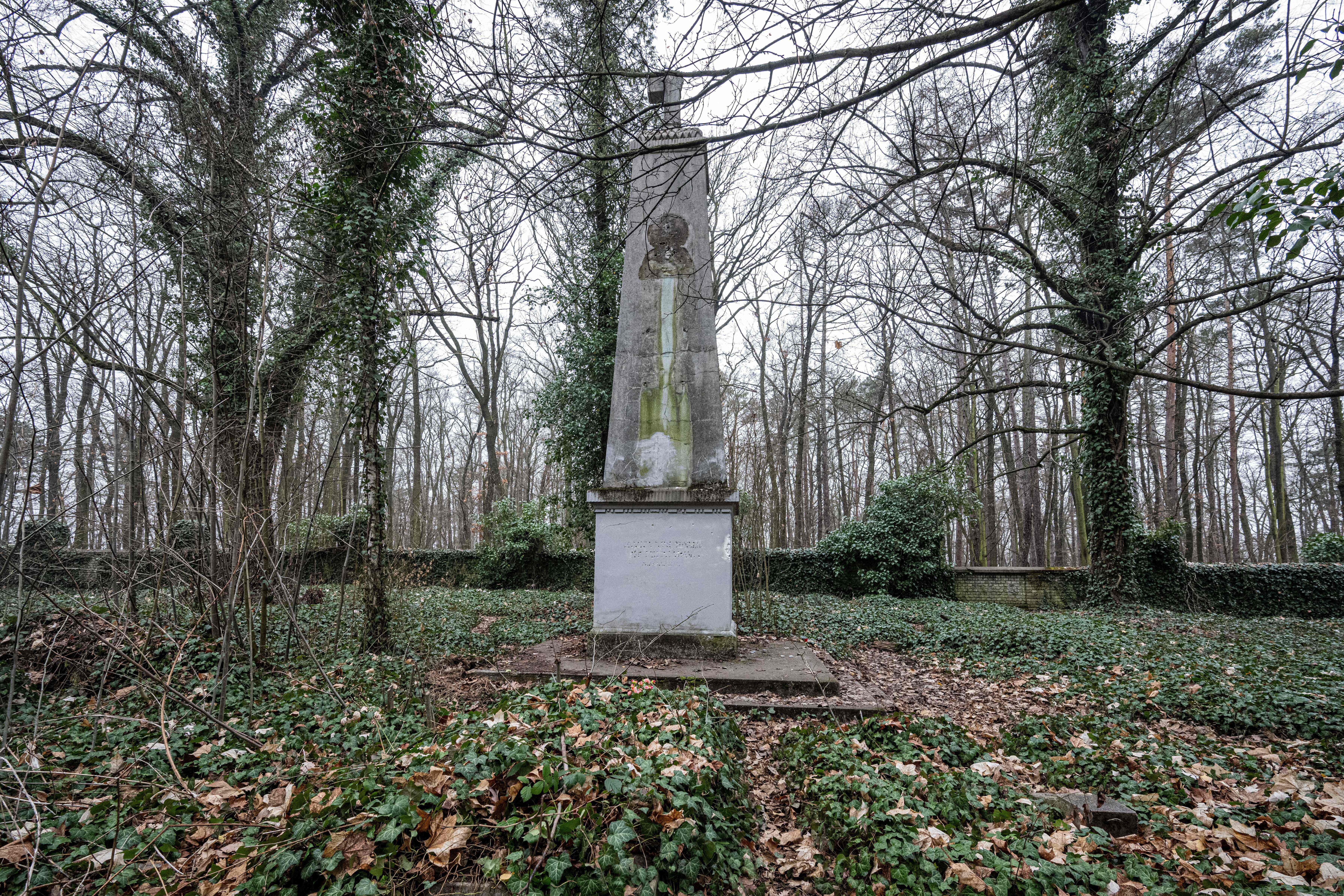 El &#039;cementerio de los locos&#039; de Praga: un camposanto abandonado y maldito