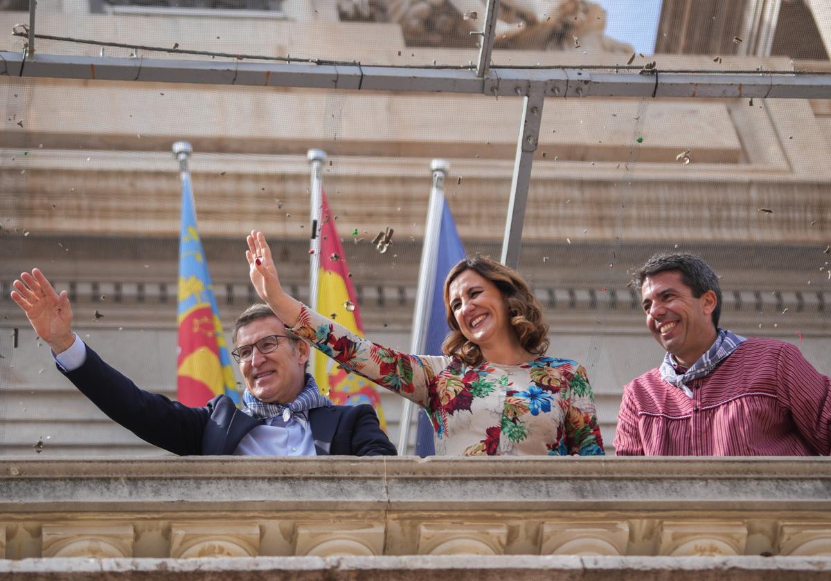 Alberto Núñez Feijóo y Joaquín Prat, invitados de lujo al balcón del Ayuntamiento en la mascletà de este lunes