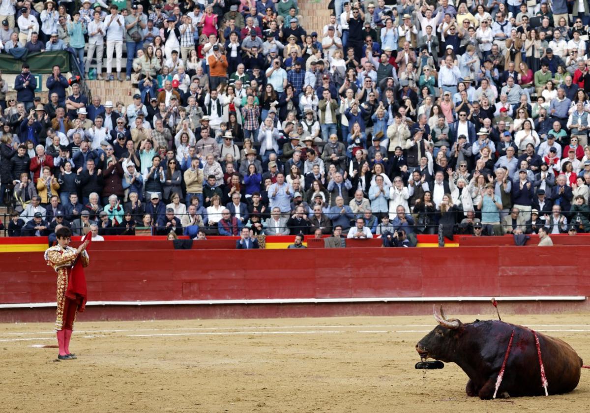 Roca Rey, ante el toro.