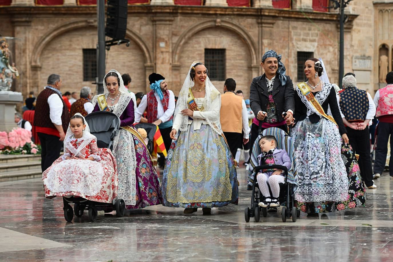 Búscate en la Ofrenda de las Fallas 2024: domingo 17 de marzo