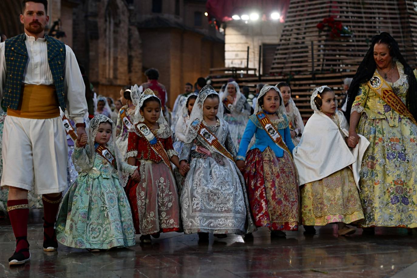 Búscate en la Ofrenda de las Fallas 2024: domingo 17 de marzo