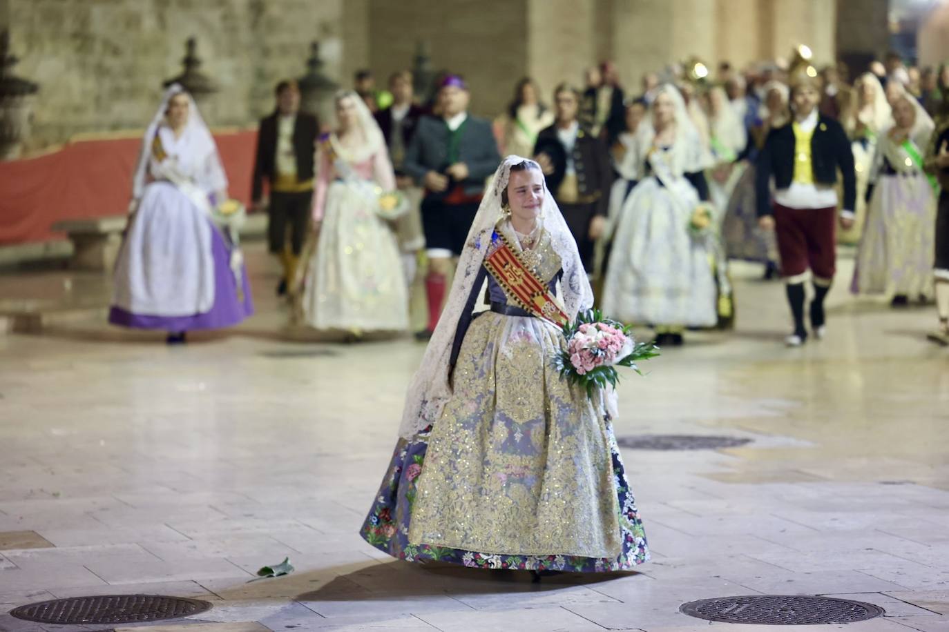 Marina García, fallera mayor infantil de Valencia 2024, y toda su corte de honor llegan a la plaza de la Virgen y cierran el primer día de la Ofrenda