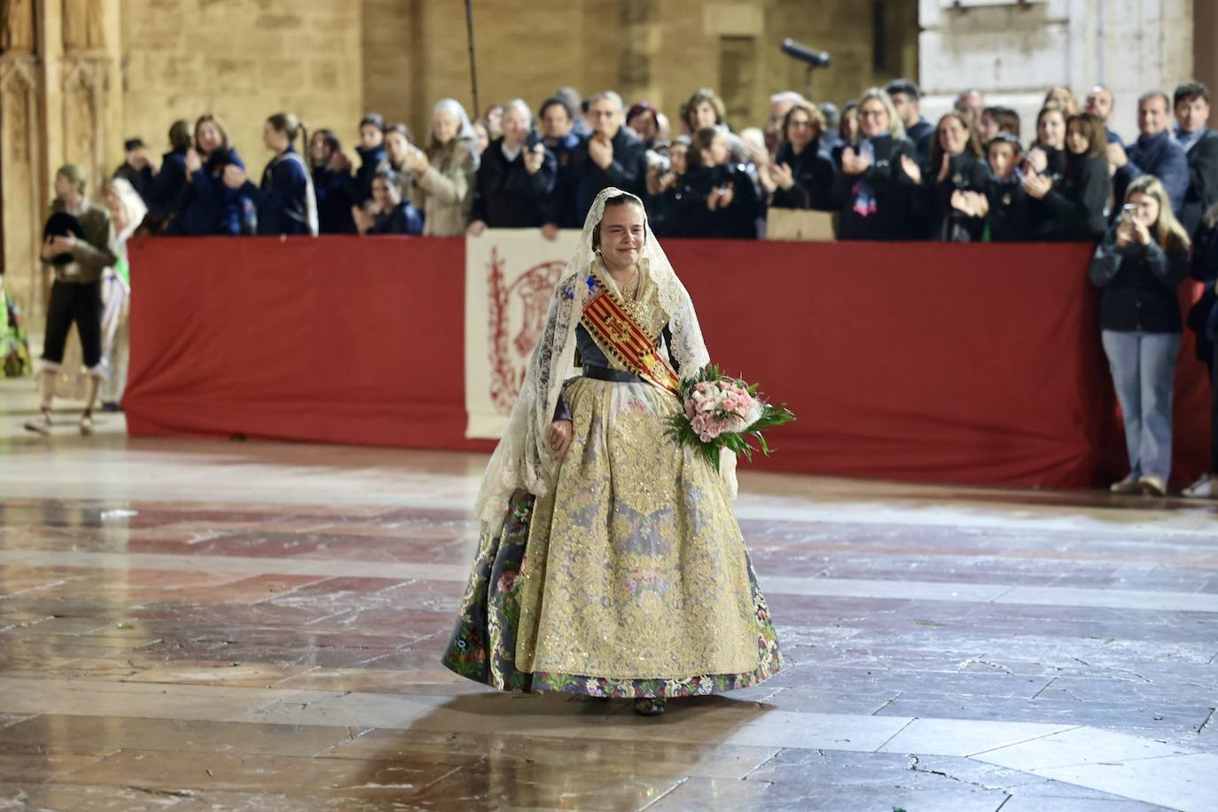 Marina García, fallera mayor infantil de Valencia 2024, y toda su corte de honor llegan a la plaza de la Virgen y cierran el primer día de la Ofrenda