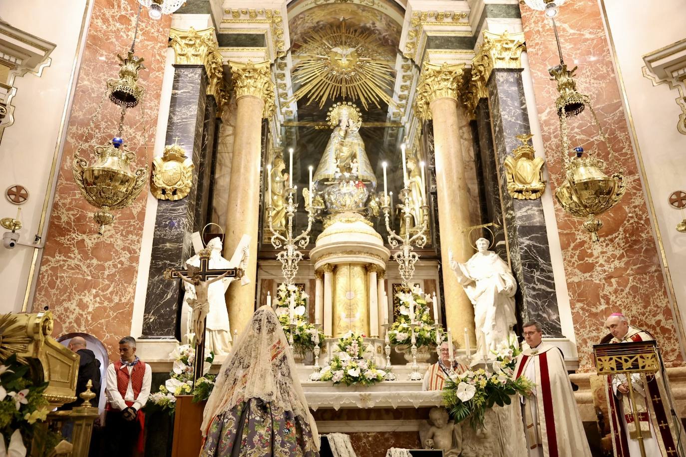 Marina García, fallera mayor infantil de Valencia 2024, y toda su corte de honor llegan a la plaza de la Virgen y cierran el primer día de la Ofrenda