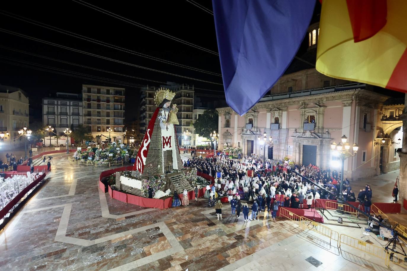 Marina García, fallera mayor infantil de Valencia 2024, y toda su corte de honor llegan a la plaza de la Virgen y cierran el primer día de la Ofrenda