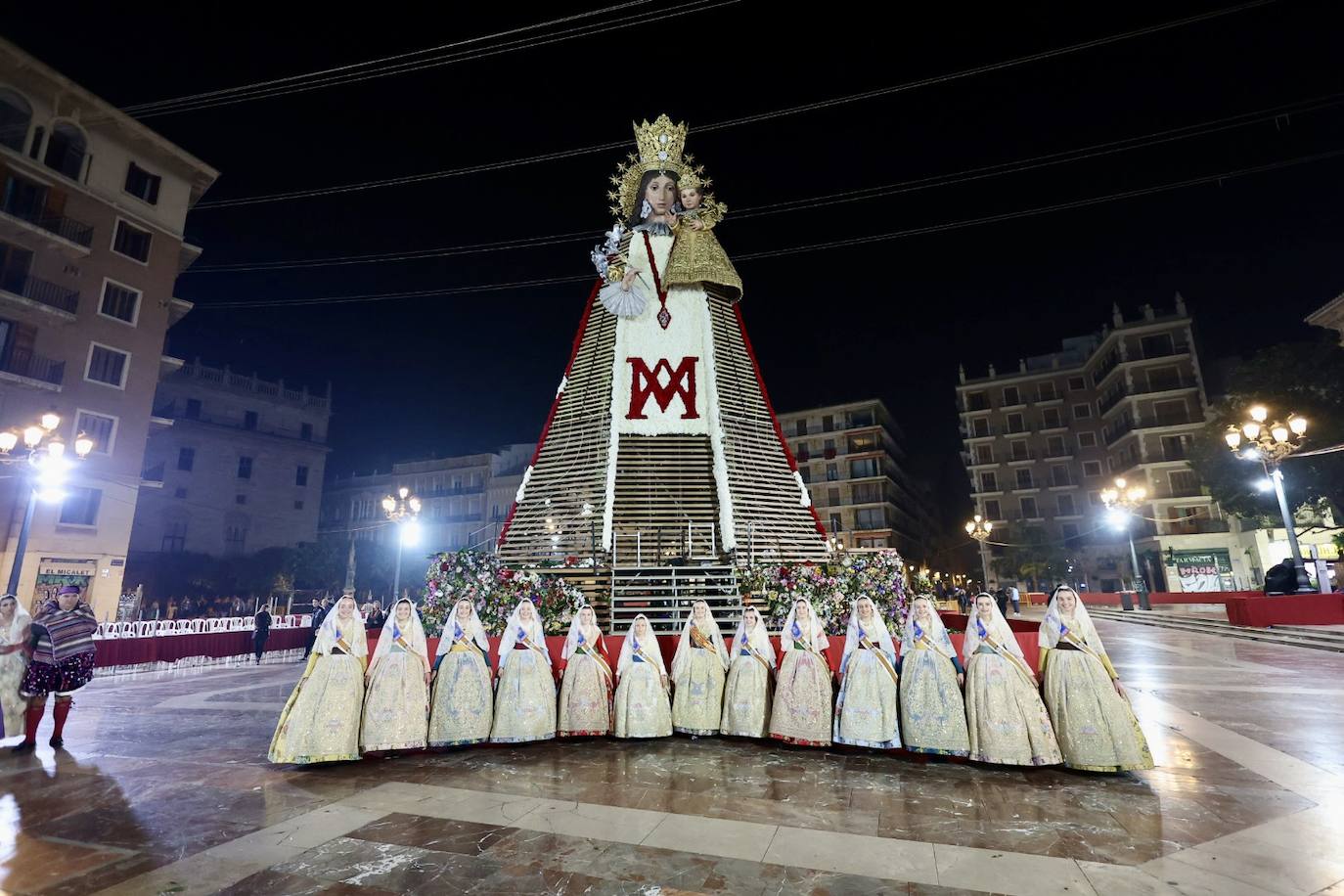 Marina García, fallera mayor infantil de Valencia 2024, y toda su corte de honor llegan a la plaza de la Virgen y cierran el primer día de la Ofrenda