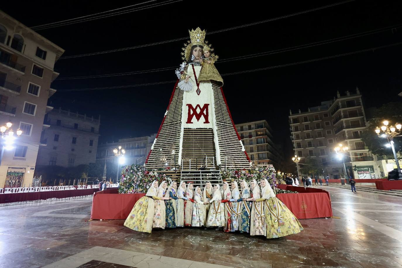 Marina García, fallera mayor infantil de Valencia 2024, y toda su corte de honor llegan a la plaza de la Virgen y cierran el primer día de la Ofrenda