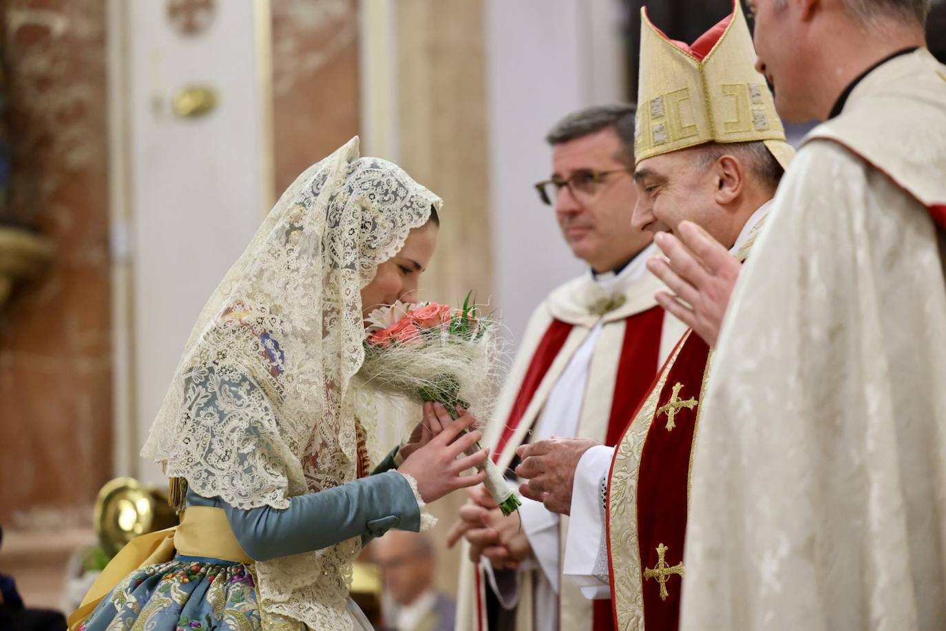 Marina García, fallera mayor infantil de Valencia 2024, y toda su corte de honor llegan a la plaza de la Virgen y cierran el primer día de la Ofrenda