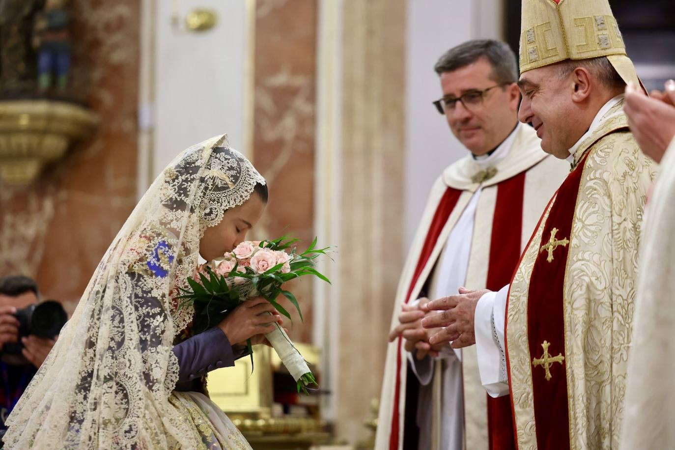 Marina García, fallera mayor infantil de Valencia 2024, y toda su corte de honor llegan a la plaza de la Virgen y cierran el primer día de la Ofrenda