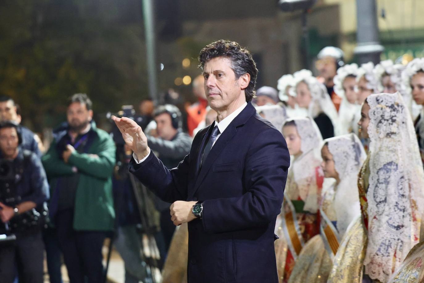 Marina García, fallera mayor infantil de Valencia 2024, y toda su corte de honor llegan a la plaza de la Virgen y cierran el primer día de la Ofrenda