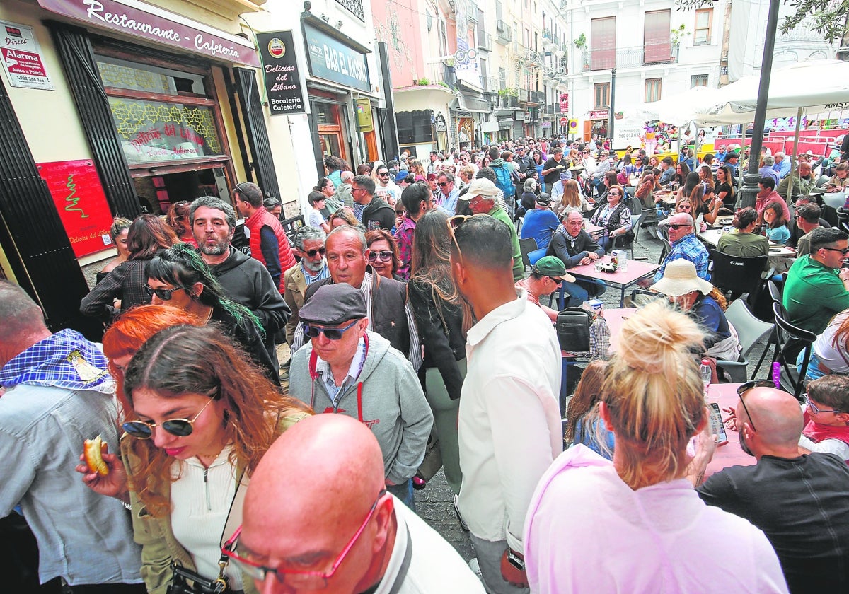 Cientos de personas recorren la plaza del Doctor Collado, este lunes.