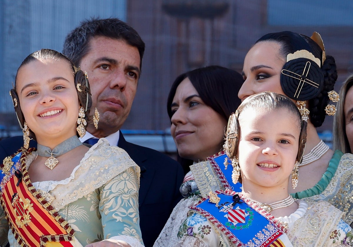 Diana Morant, con Mazón, en el balcón del Ayuntamiento.