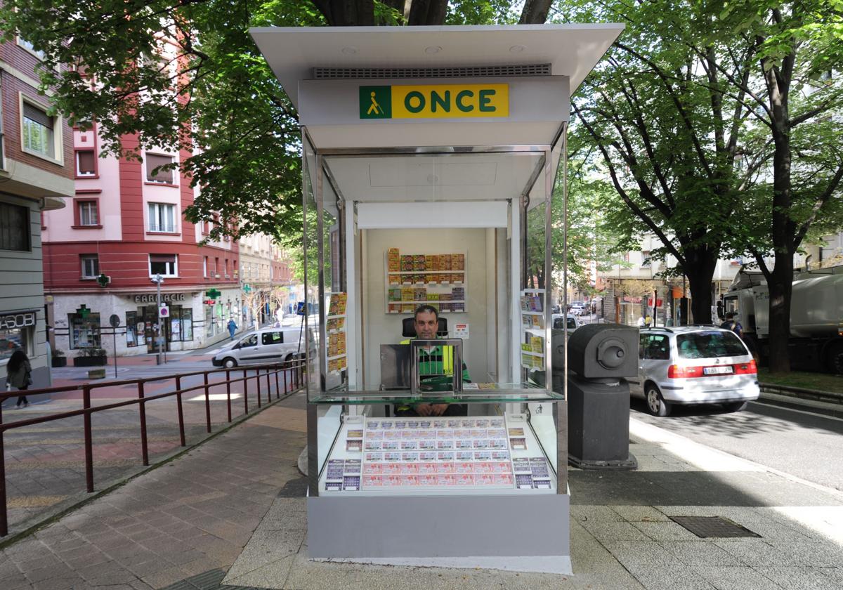 Un vendedor de la ONCE, en una imagen de archivo.