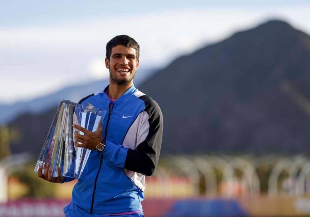 Alcaraz, con el trofeo de campeón.