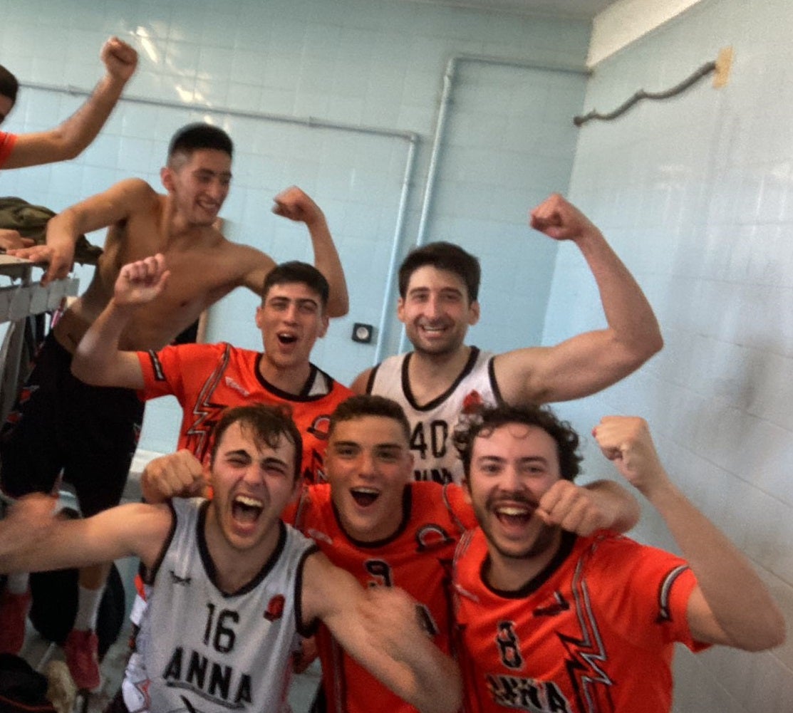 El equipo celebra la victoria.