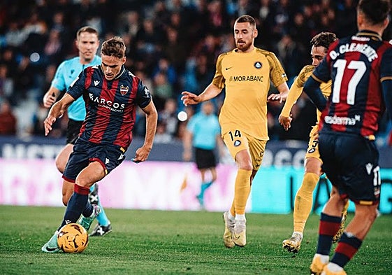 Dani Gómez conduce el balón en el partido contra el Andorra.