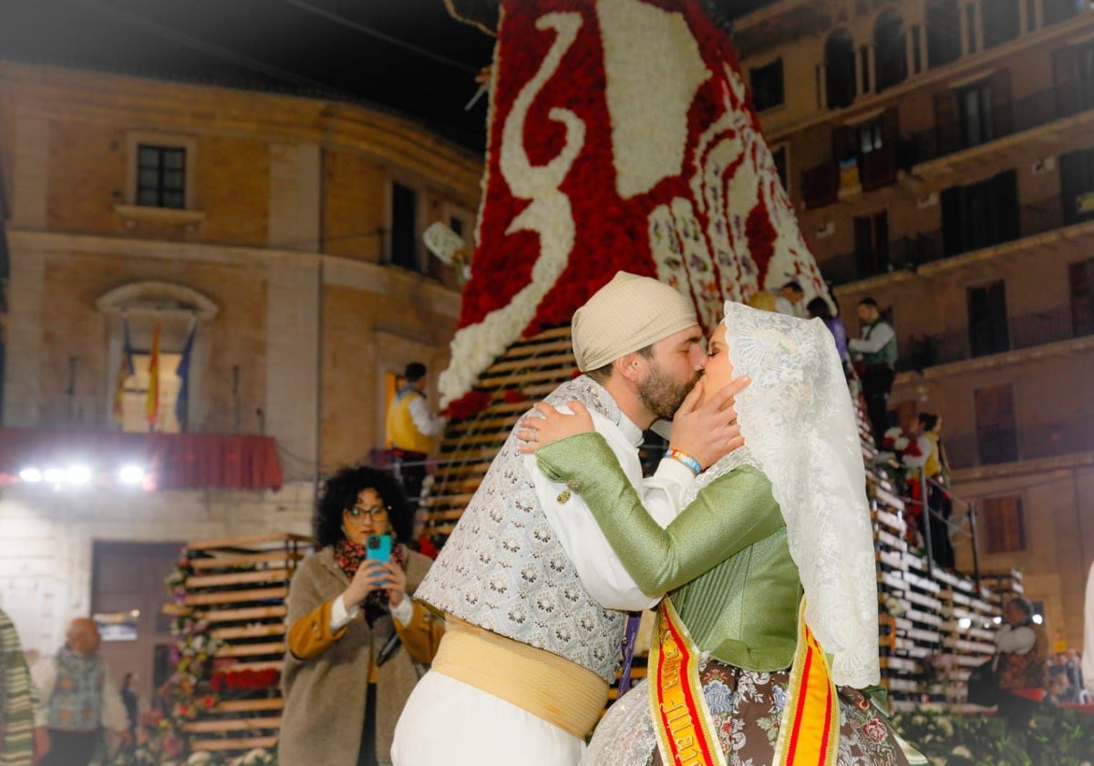 Imagen principal - Beso de la pareja, tras la pedida de mano, y anillo de compromiso.