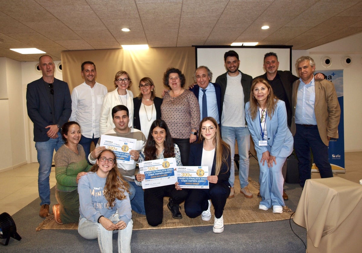 Los premiados, el jurado, la alcaldesa de Xàbia y el conferenciante, Emilio Duró.