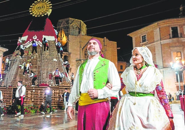 Cristóbal y Vanessa piden a la Virgen que les conceda su sueño de ser padres.