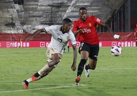 Cristhian Mosquera disputa el balón ante Cyle Larin, delantero canadiense del Mallorca, en el partido de Son Moix de la primera vuelta.