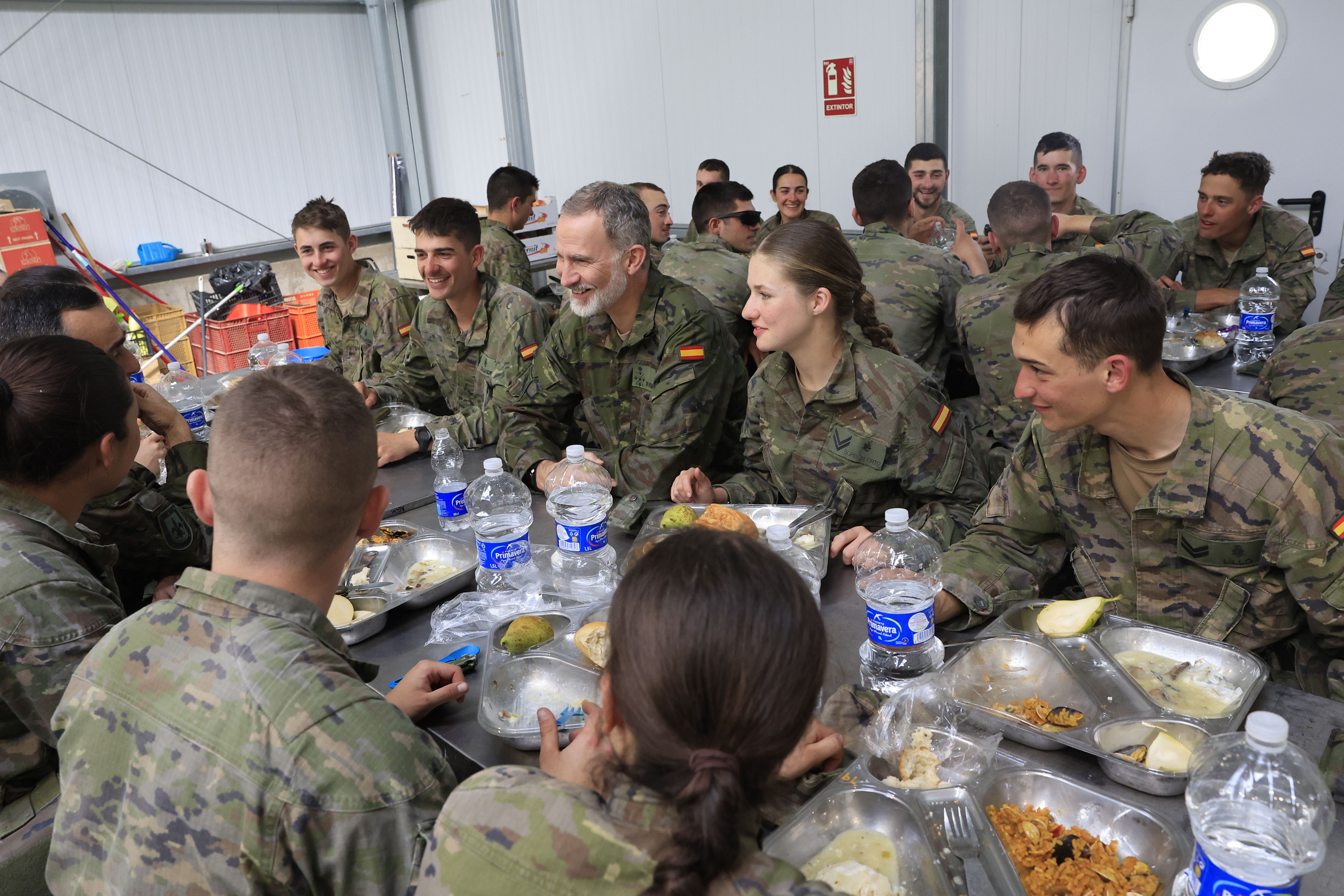 La visita sorpresa del rey Felipe VI a Leonor durante unas maniobras de combate