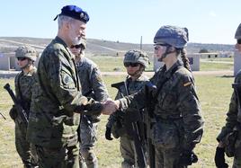 La visita sorpresa del rey Felipe VI a Leonor durante unas maniobras de combate