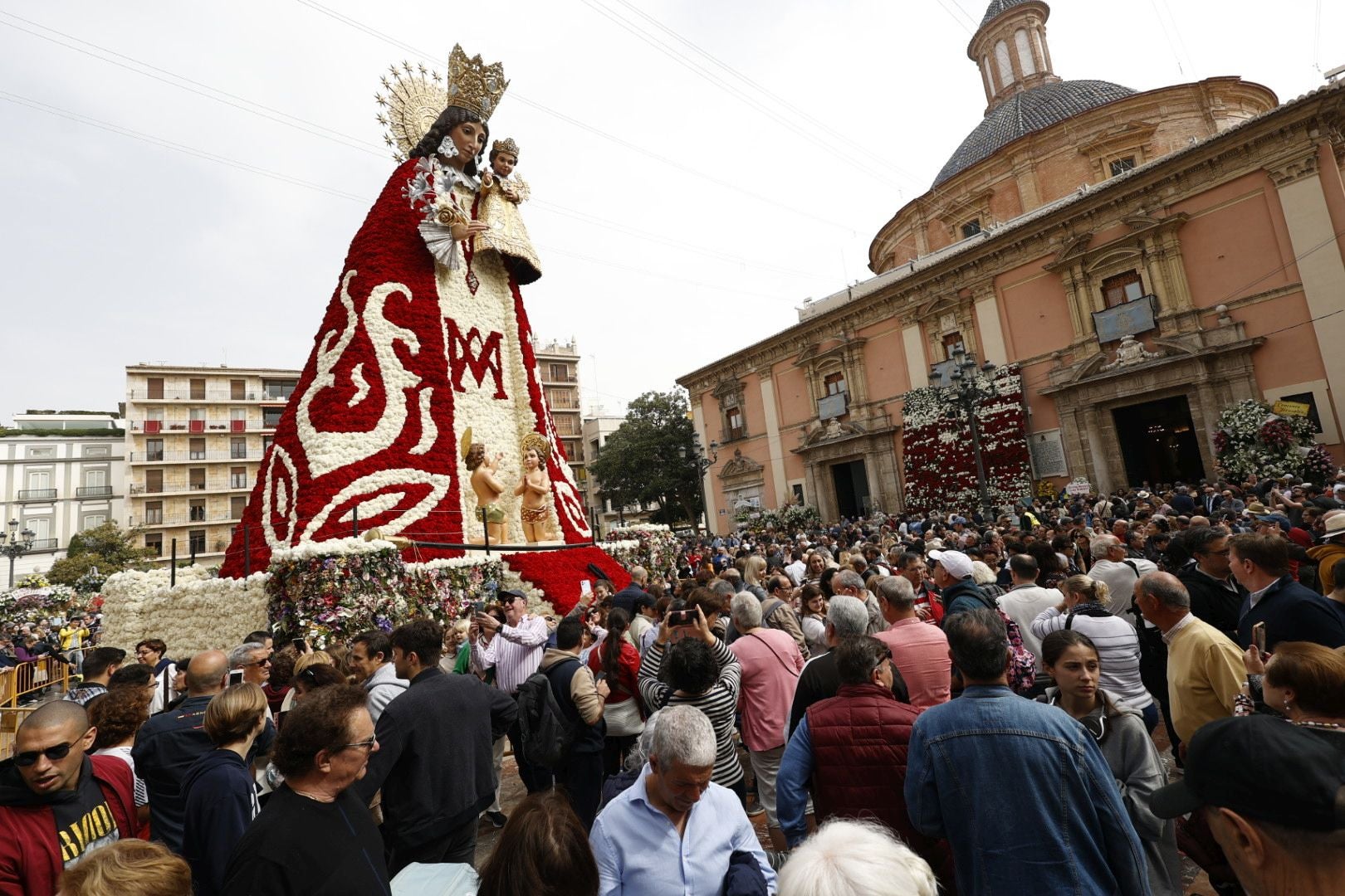 Los valencianos visitan el manto de la Virgen el último día de Fallas