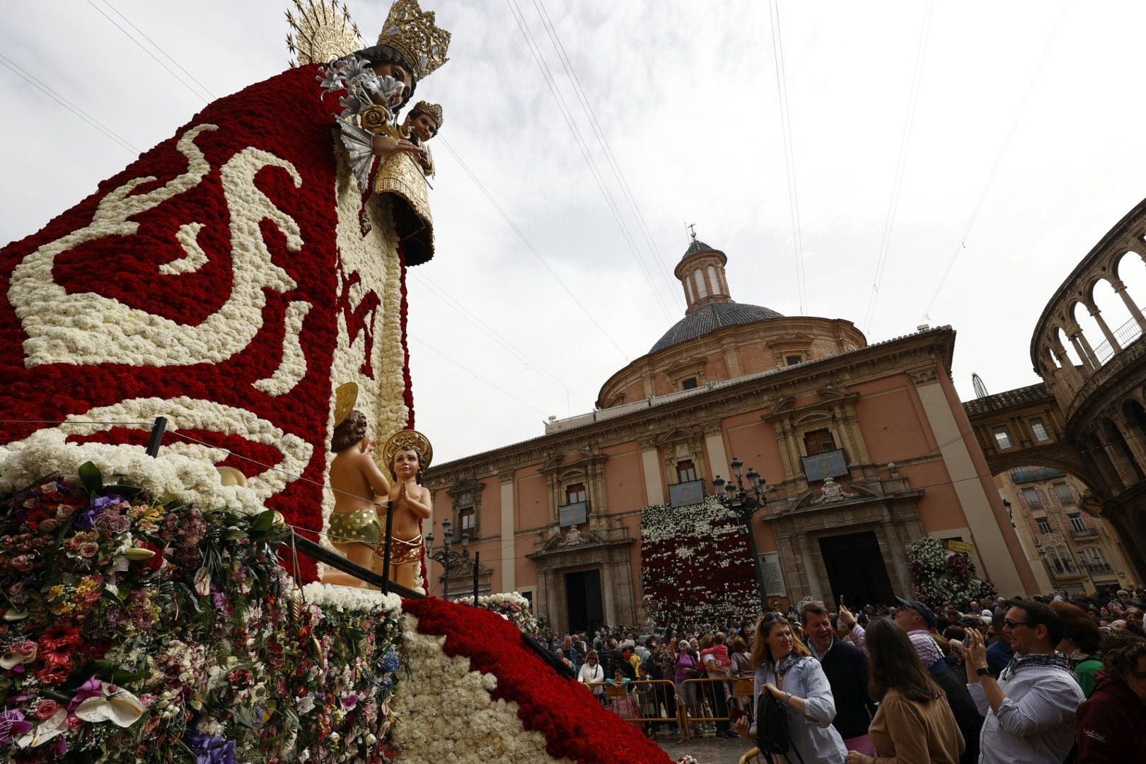 Los valencianos visitan el manto de la Virgen el último día de Fallas