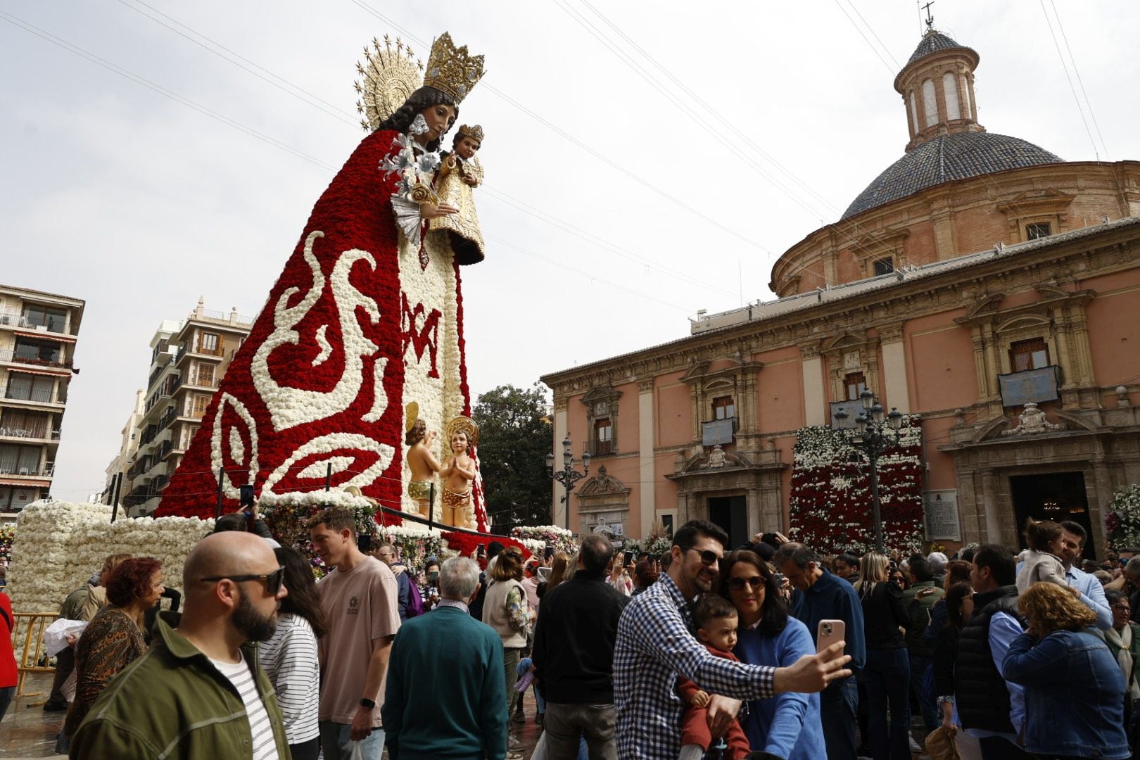 Los valencianos visitan el manto de la Virgen el último día de Fallas