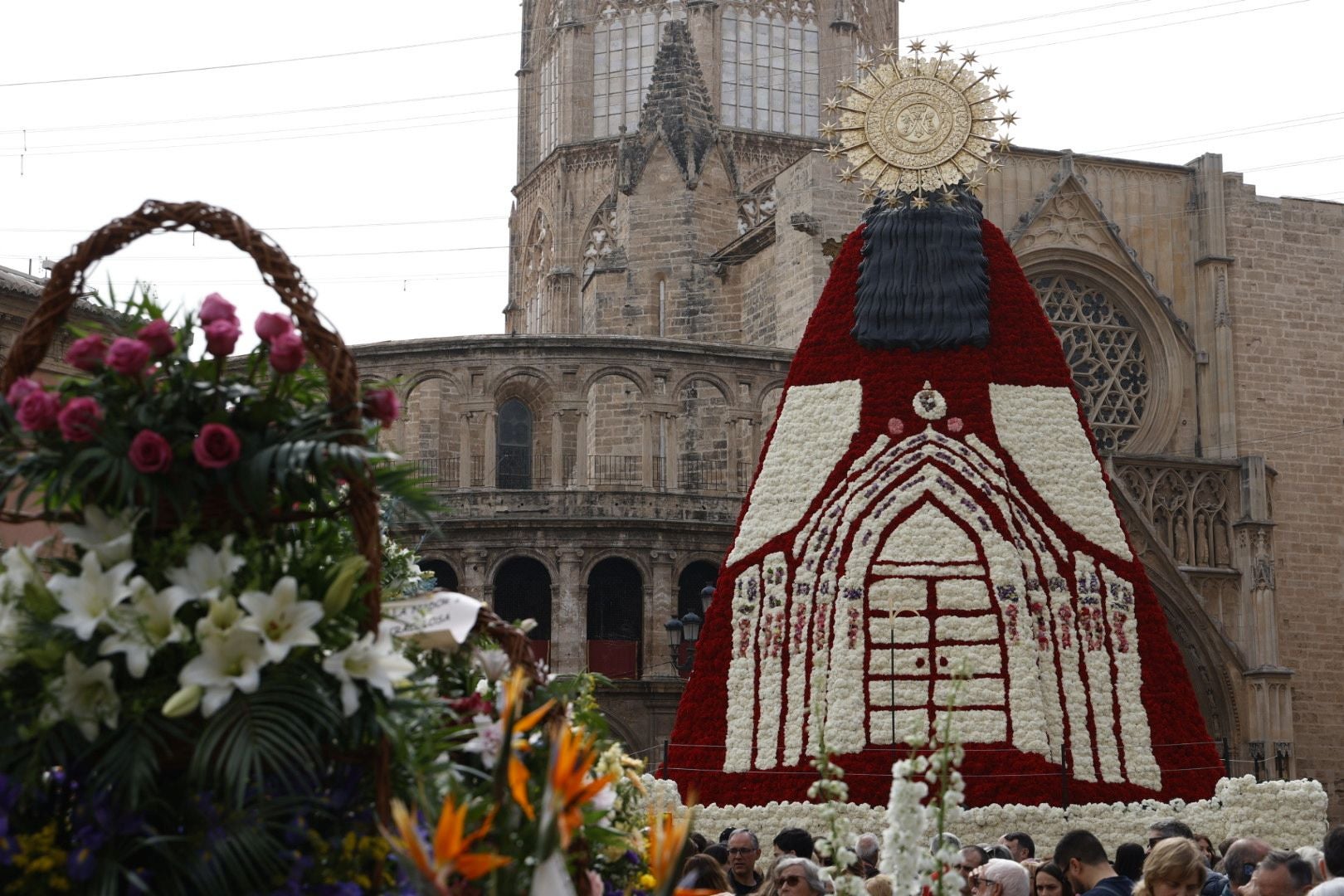 Los valencianos visitan el manto de la Virgen el último día de Fallas