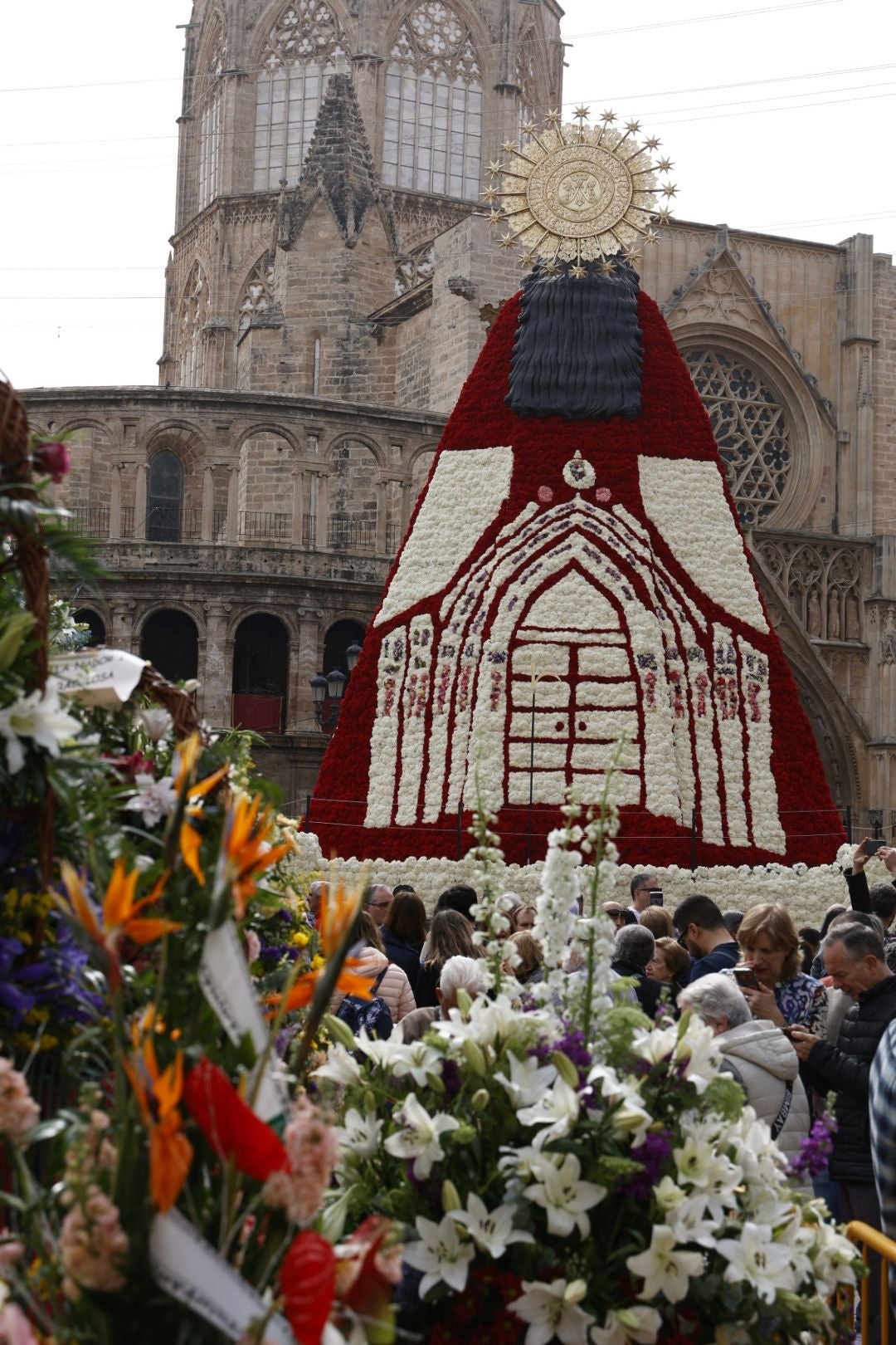 Los valencianos visitan el manto de la Virgen el último día de Fallas