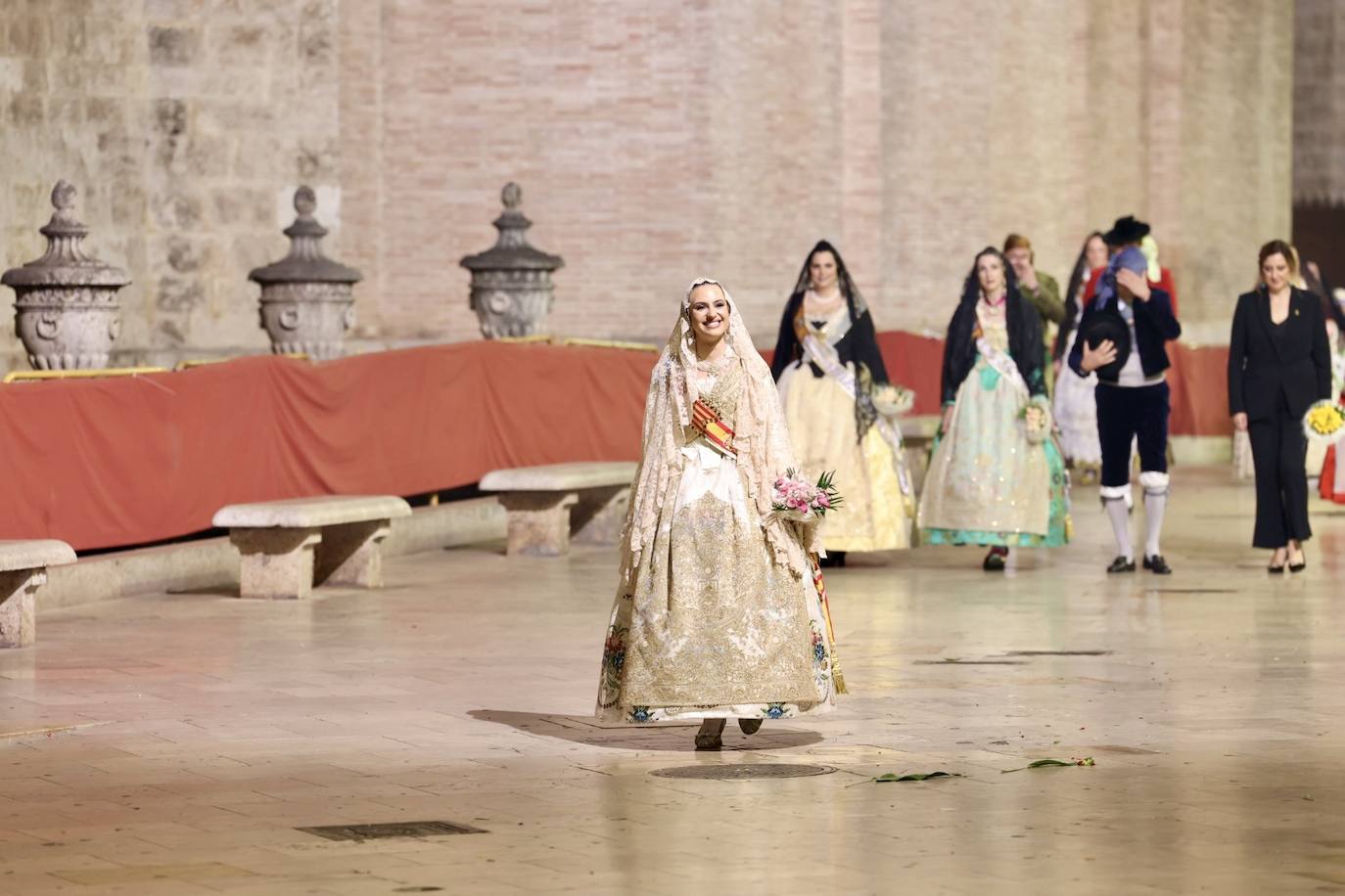 La fallera mayor de Valencia cierra la Ofrenda con su espolín blanco Madreperla