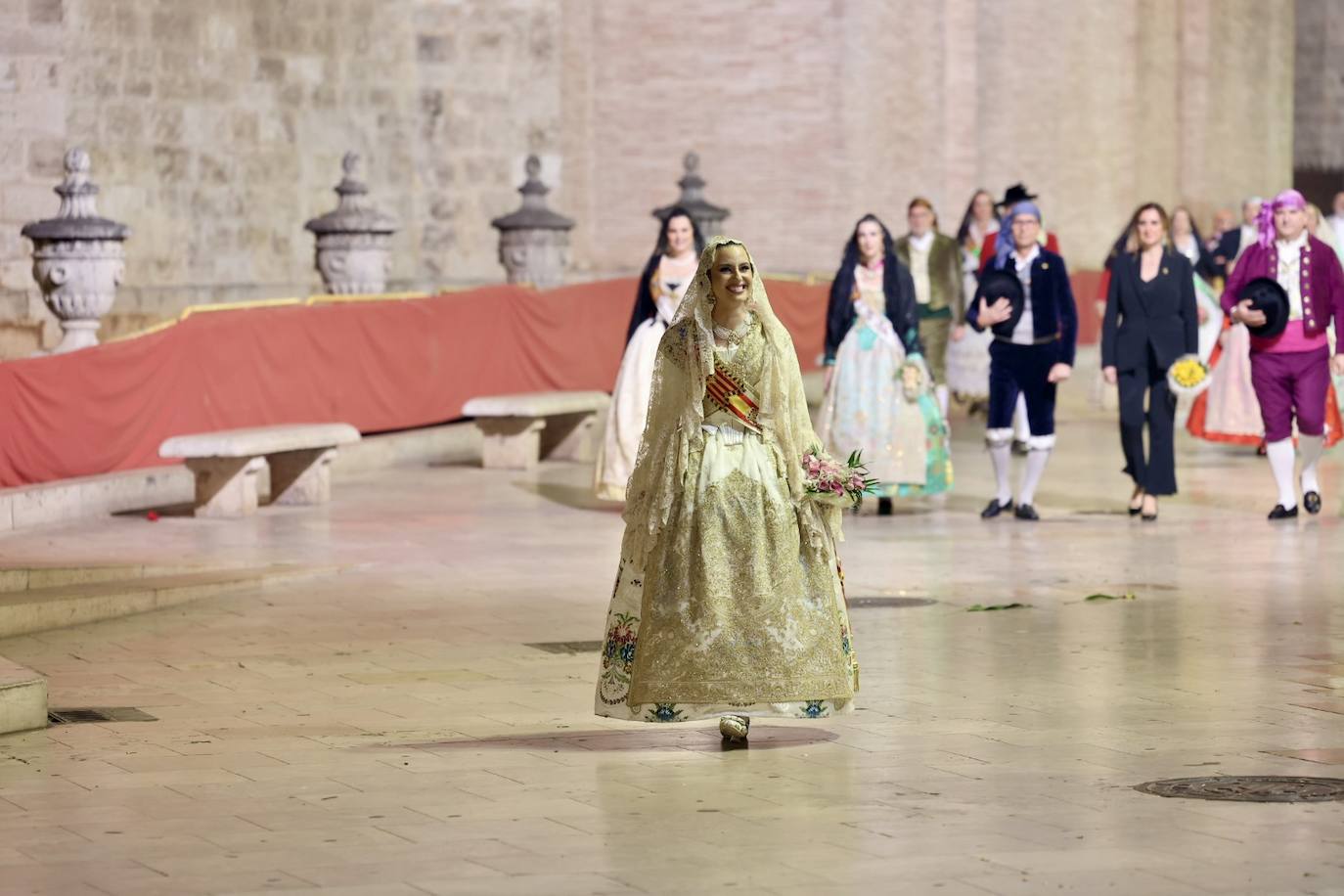 La fallera mayor de Valencia cierra la Ofrenda con su espolín blanco Madreperla