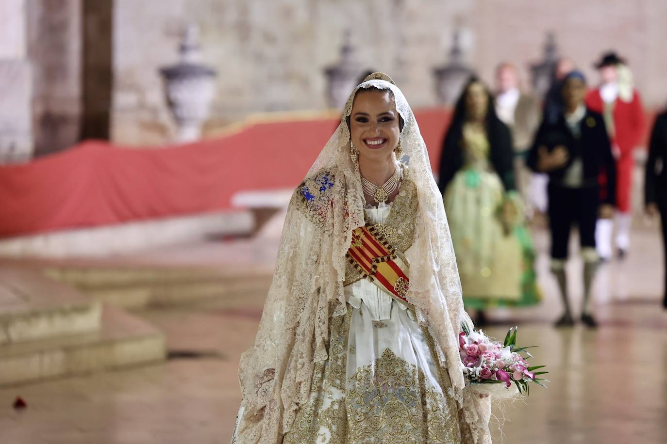 La fallera mayor de Valencia cierra la Ofrenda con su espolín blanco Madreperla