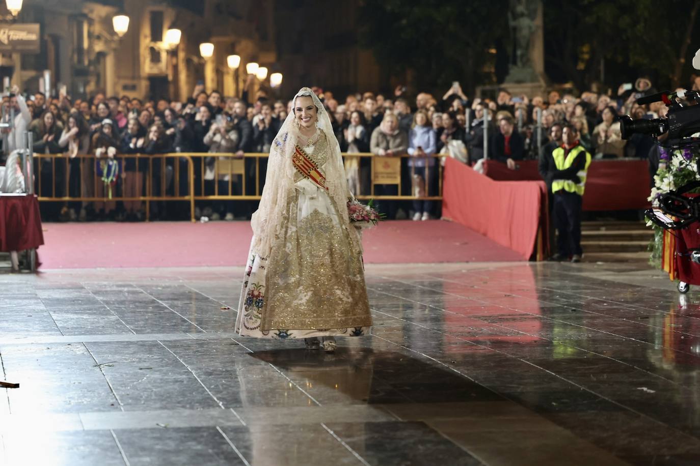 La fallera mayor de Valencia cierra la Ofrenda con su espolín blanco Madreperla