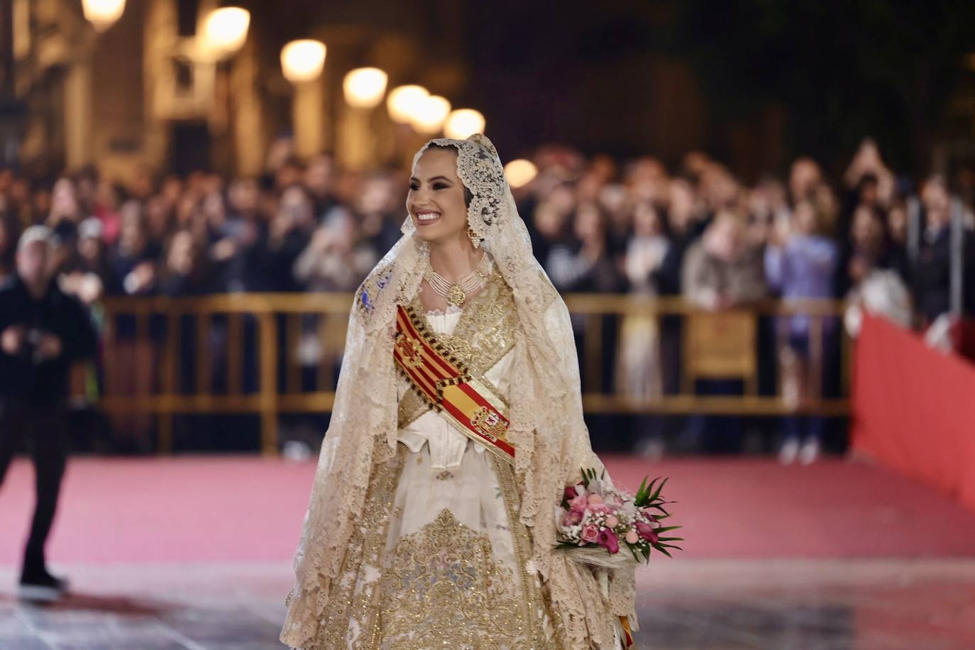 La fallera mayor de Valencia cierra la Ofrenda con su espolín blanco Madreperla