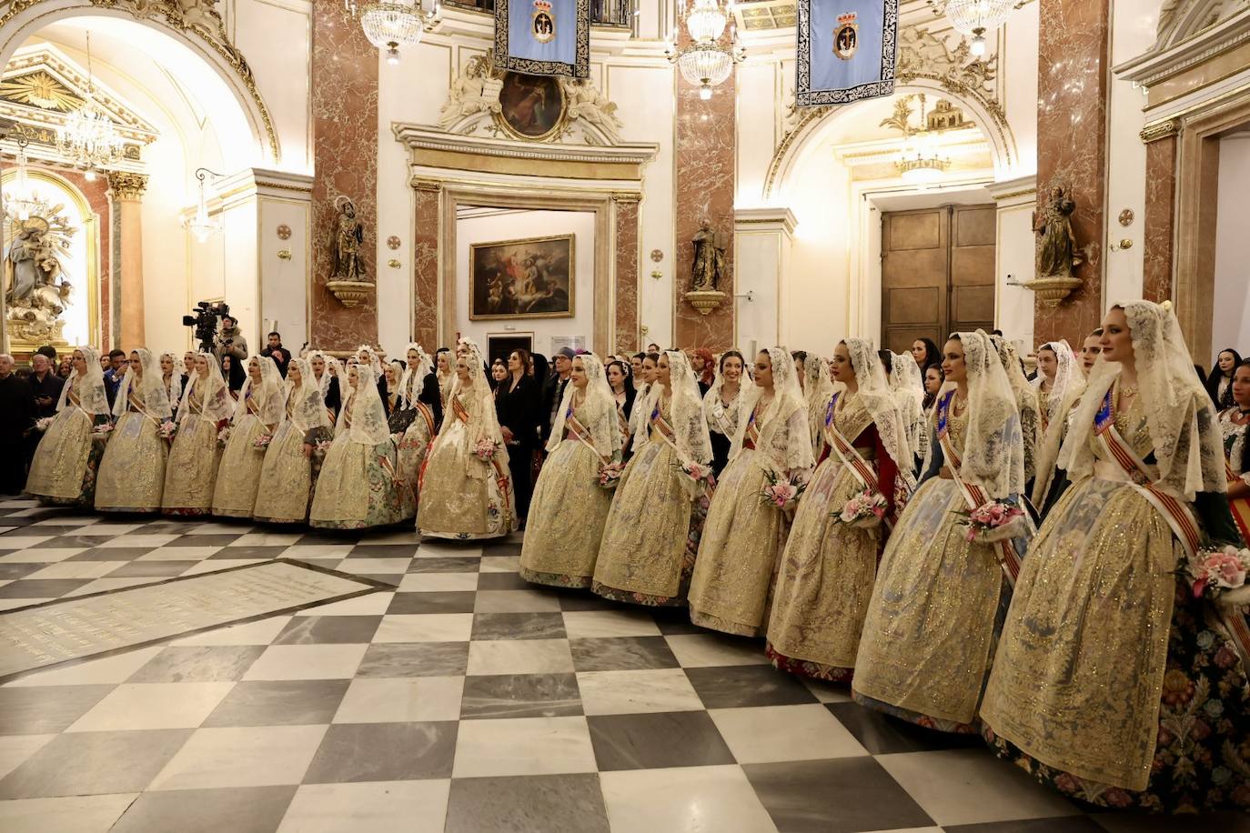 La fallera mayor de Valencia cierra la Ofrenda con su espolín blanco Madreperla