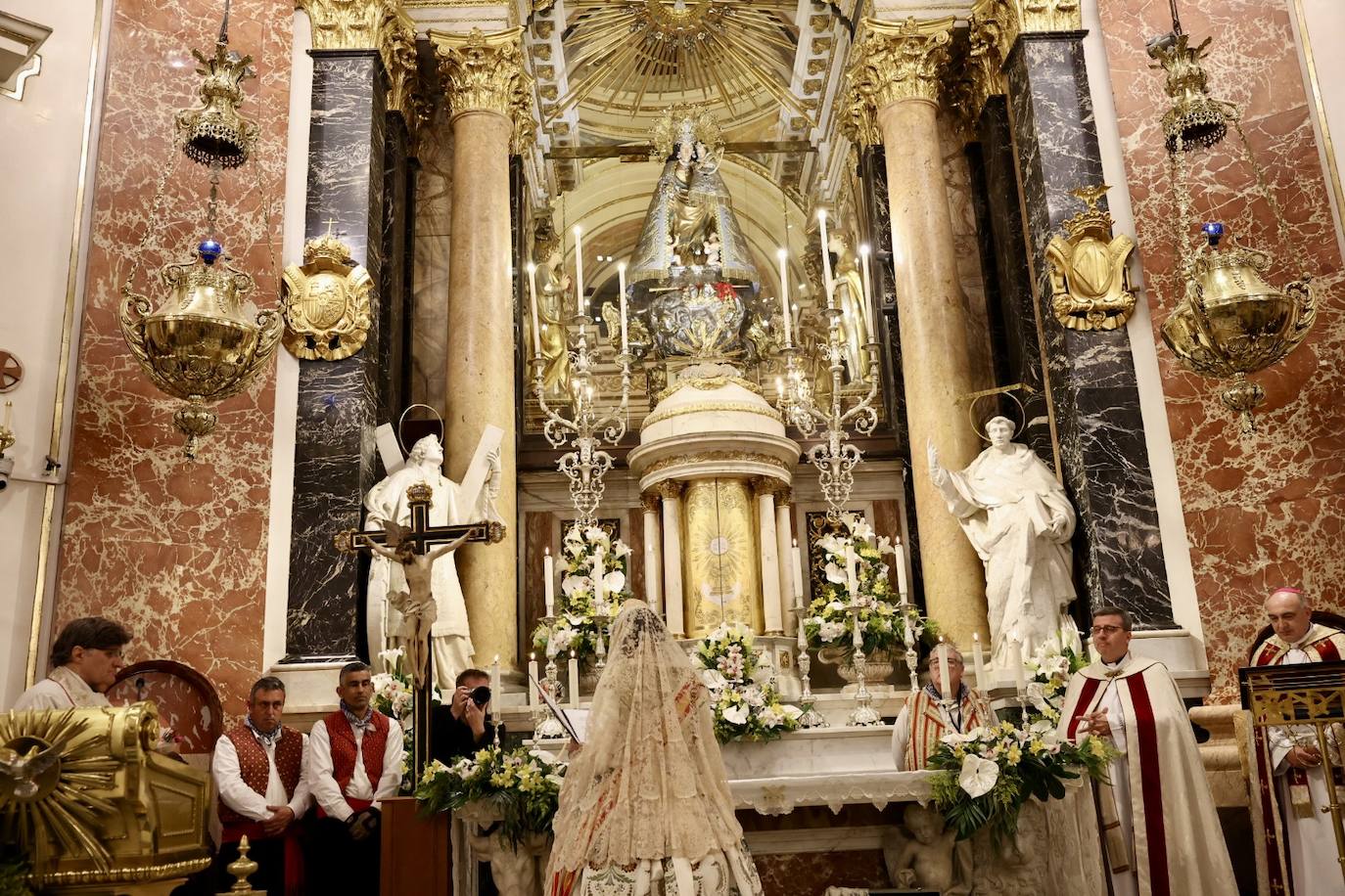 La fallera mayor de Valencia cierra la Ofrenda con su espolín blanco Madreperla