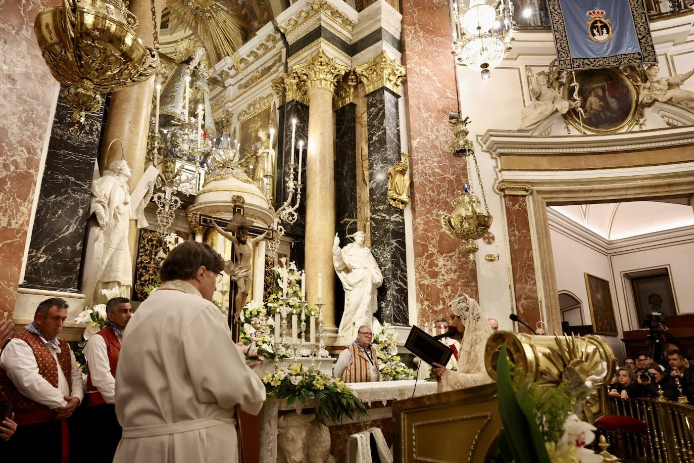 La fallera mayor de Valencia cierra la Ofrenda con su espolín blanco Madreperla