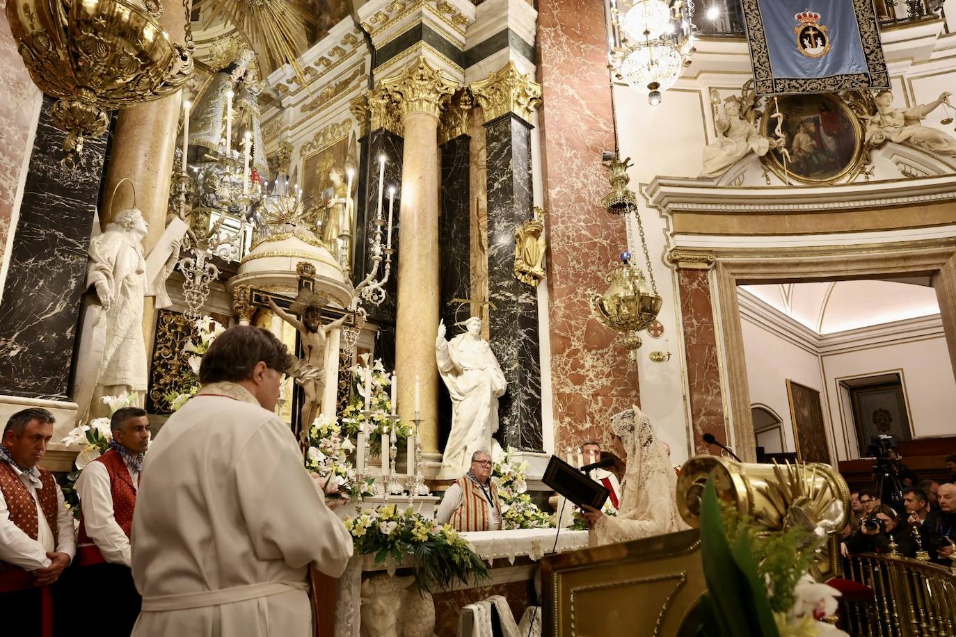 La fallera mayor de Valencia cierra la Ofrenda con su espolín blanco Madreperla