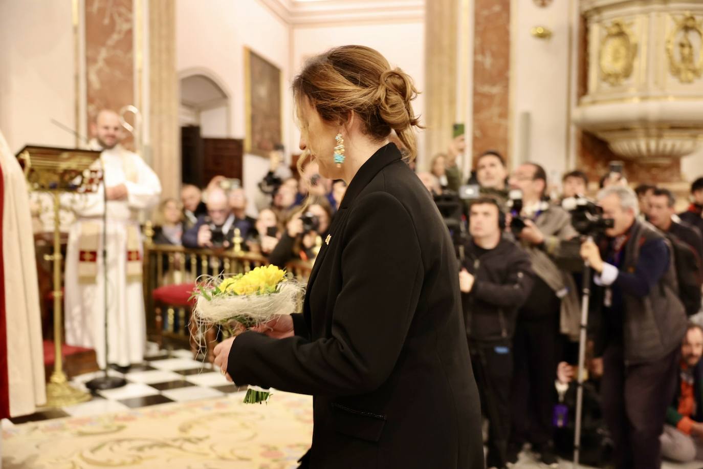 La fallera mayor de Valencia cierra la Ofrenda con su espolín blanco Madreperla