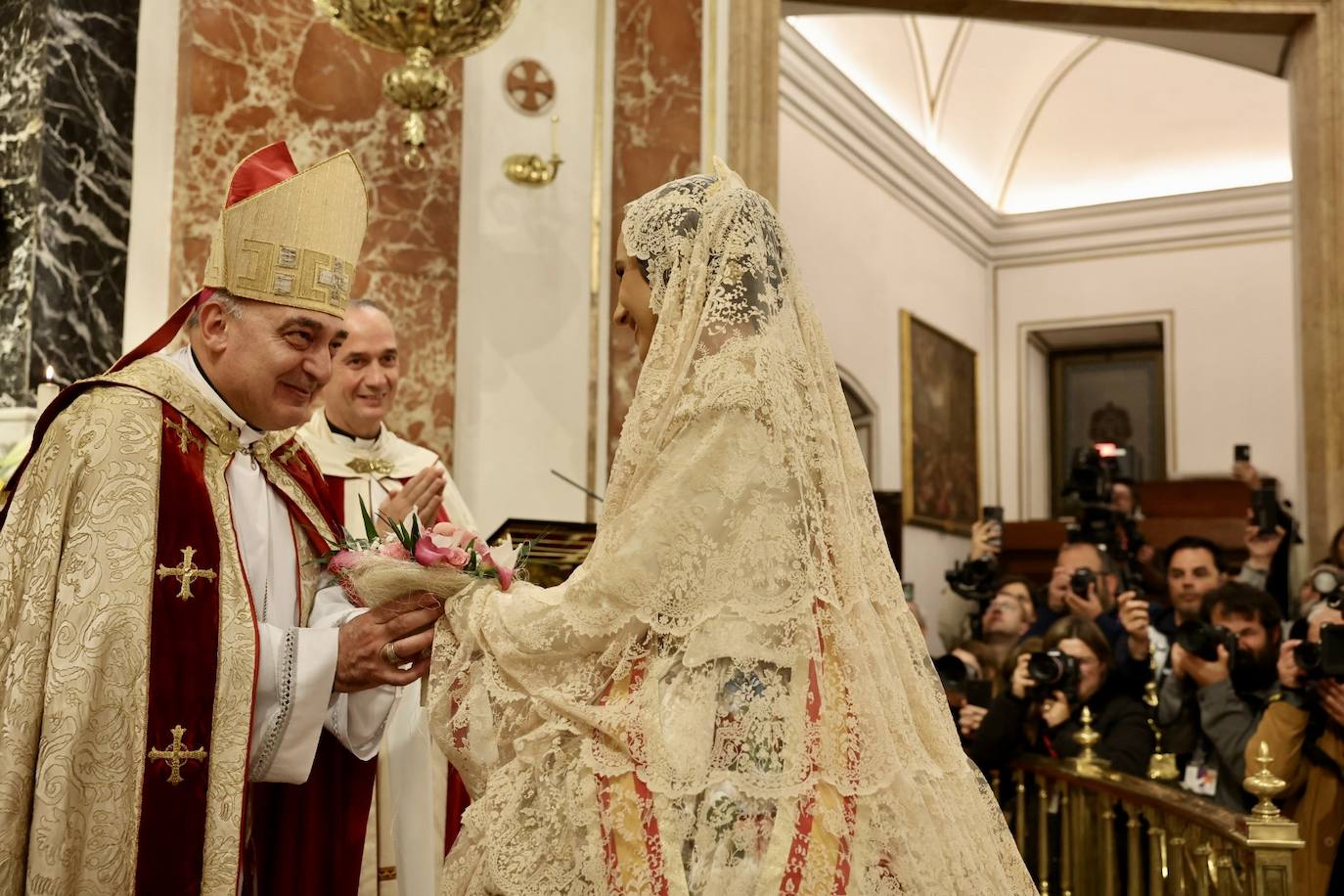 La fallera mayor de Valencia cierra la Ofrenda con su espolín blanco Madreperla