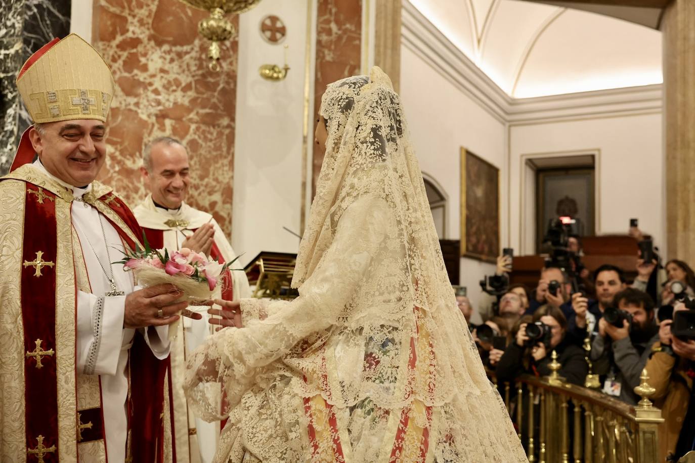 La fallera mayor de Valencia cierra la Ofrenda con su espolín blanco Madreperla